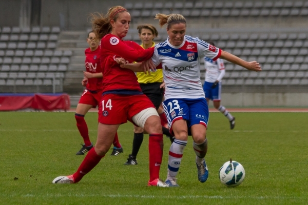Kheira Hamraoui - Camille Abily, un duel dans le match Kheira Hamraoui - Camille Abily, un duel dans le match