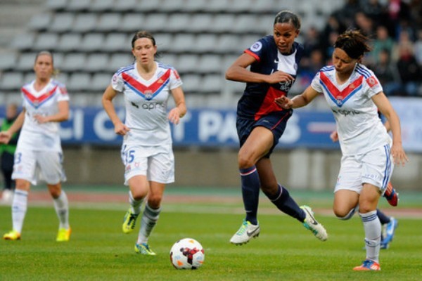 Marie-Laure Delie n'aura pas eu la partie facile, ici au duel avec Saki Kumagai (photo C Gavelle/PSG)