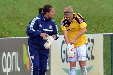 Sarah Bouhaddi donne les gants à Corine Franco. Lyon a trouvé sa troisième gardienne ? (Photo : Alex Ortega)