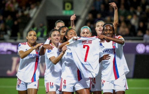 Les joueuses ont rendu hommage à Amel Majri qui s'est blessée vendredi dernier et manquera tout le reste de la saison (photo UEFA.com)