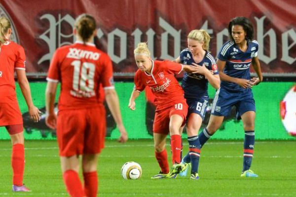 Amandine Henry et l'OL auront pris le dessus au milieu (photos FC Twente)