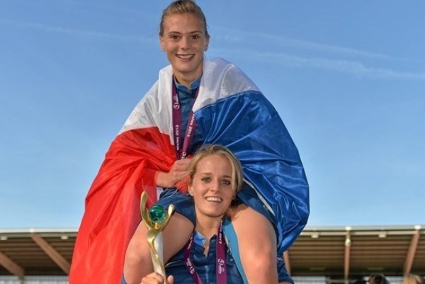 Faustine Robert, avec son ancienne partenaire de club Sandie Toletti (photo uefa.com)