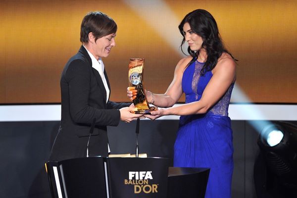 Abby Wambach, récompensée en 2012, avec la remise par Hope Solo (photo FIFA) Abby Wambach, récompensée en 2012, avec la remise par Hope Solo (photo FIFA)