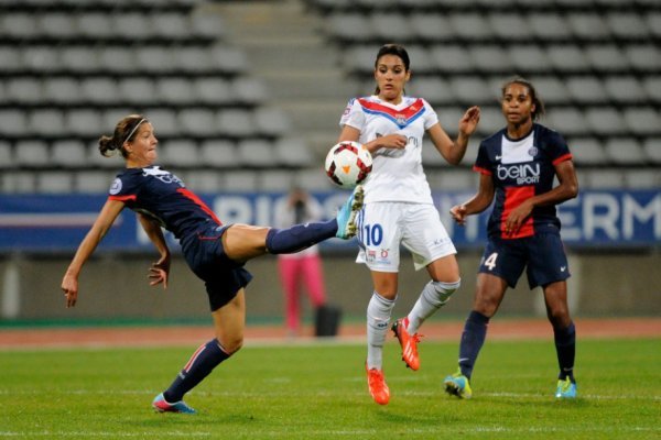 Caroline Pizzala, ici à la lutte avec Louisa Necib lors de la seule défaite du PSG cette saison. (Photo : psg.fr)