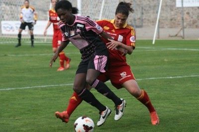 Ella Kaabachi tente de récupérer le ballon à Aminata Diallo