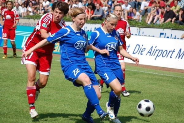 Stefanie Draws (avec le ballon) et son équipe partiront avec des intentions offensives lors de cette confrontation (photo FFC Turbine)