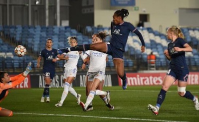 Katoto dévie le coup franc de Bachmann (photo UEFA.com) Katoto dévie le coup franc de Bachmann (photo UEFA.com)