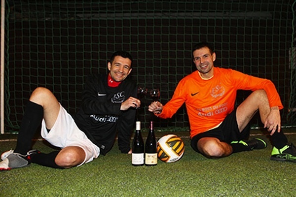 Aussi reconverti dans le vin, Eric initie Dominique aux saveurs du terroir bourguignon (source : Lyon People) Aussi reconverti dans le vin, Eric initie Dominique aux saveurs du terroir bourguignon (source : Lyon People)