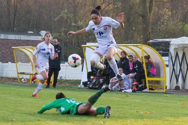 Envolée de Sandrine Brétigny, buteuse contre Hénin (photo W Morice/FCF Juvisy) Envolée de Sandrine Brétigny, buteuse contre Hénin (photo W Morice/FCF Juvisy)