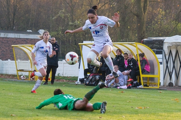 Envolée de Sandrine Brétigny, buteuse contre Hénin (photo W Morice/FCF Juvisy)