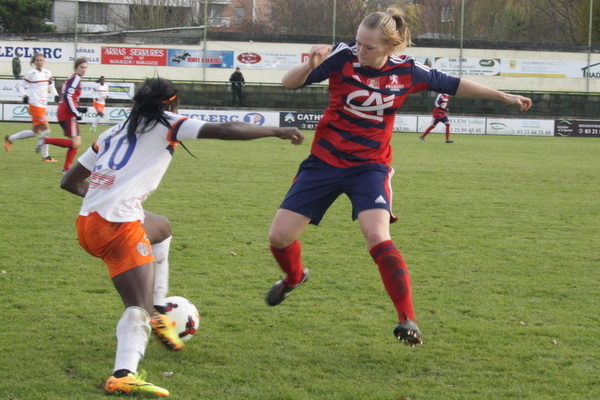 Difficile d'arrêter la puissante Viviane Asseyi, n'est-ce pas Charlotte Saint-sans-Levacher ? Difficile d'arrêter la puissante Viviane Asseyi, n'est-ce pas Charlotte Saint-sans-Levacher ?