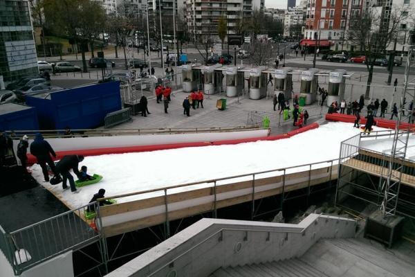 En préambule de son dernier match de l'année à domicile, le PSG proposait plusieurs activités ludiques pour les fêtes de Noël... Comme de la luge ! (photo PSG.fr) En préambule de son dernier match de l'année à domicile, le PSG proposait plusieurs activités ludiques pour les fêtes de Noël... Comme de la luge ! (photo PSG.fr)