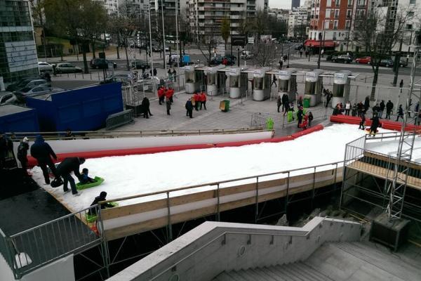 En préambule de son dernier match de l'année à domicile, le PSG proposait plusieurs activités ludiques pour les fêtes de Noël... Comme de la luge ! (photo PSG.fr)