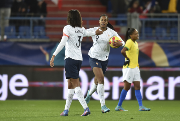 La capitaine Renard félicite la buteuse Katoto (photo Frédérique Grando)