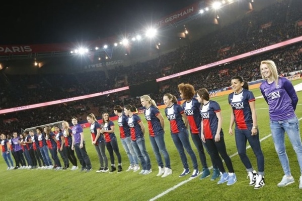 Les Parisiennes ont été présentées au public du Parc des Princes dimanche soir avec PSG - Nantes suite à leur victoire contre Lyon (photo PSG féminines)
