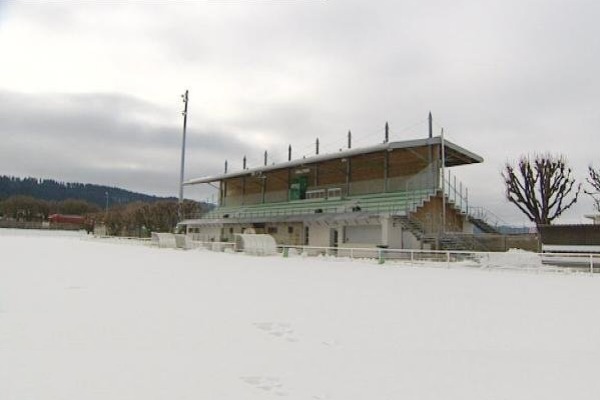 120 bénévoles ont accepté de venir déneiger le terrain de bon matin. 15 centimètres de poudreuse recouvraient la pelouse (photo DR)