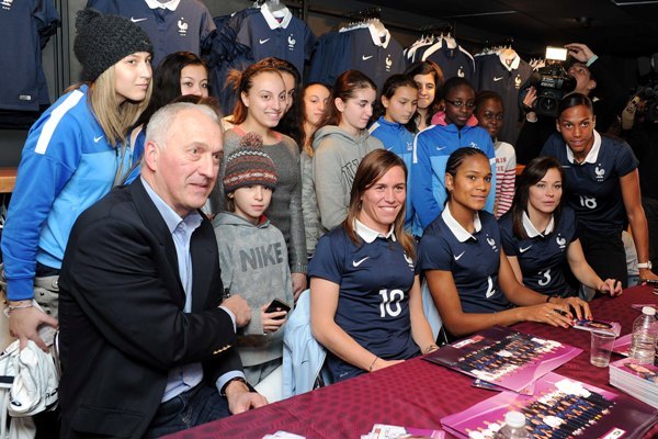 Philippe Bergerôo avec Camille Abily, Wendie Renard, Laure Boulleau et Marie-Laure Delie (photo FFF)