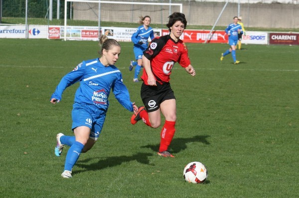 Anaïs Dumont tente de déborder Ellie Hamon (photo Christophe Ringaud)