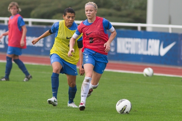 21 octobre 2012. Kenza Dali et Julie Soyer en stage avec l'équipe de France B à Clairefontaine (photo Eric Baledent)