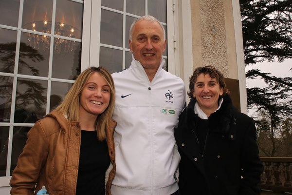Philippe Bergerôo entouré de Sonia Bompastor et Marinette Pichon (photo FFF)