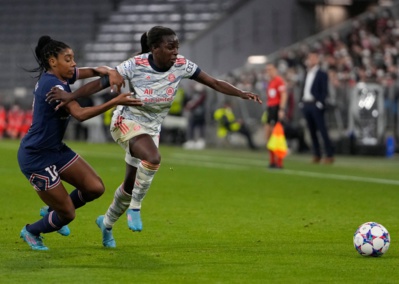 Lawrence retient Asseyi (photo FCB) Lawrence retient Asseyi (photo FCB)