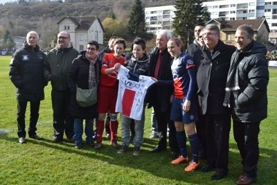 Le PSG a ouvert un maillot dédicacé à la 2500ème licenciée féminine de Lorraine Le PSG a ouvert un maillot dédicacé à la 2500ème licenciée féminine de Lorraine