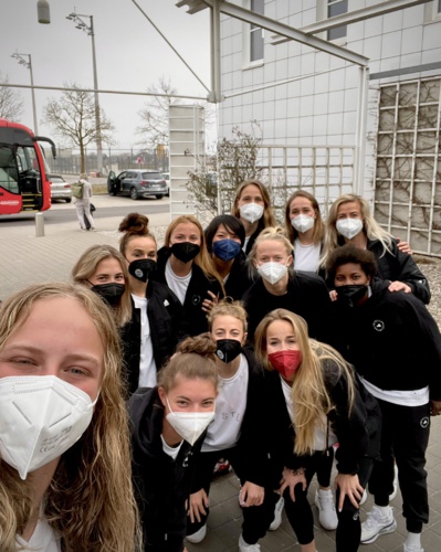 Les 13 joueuses du Bayern qui ont fait le voyage à Paris Les 13 joueuses du Bayern qui ont fait le voyage à Paris