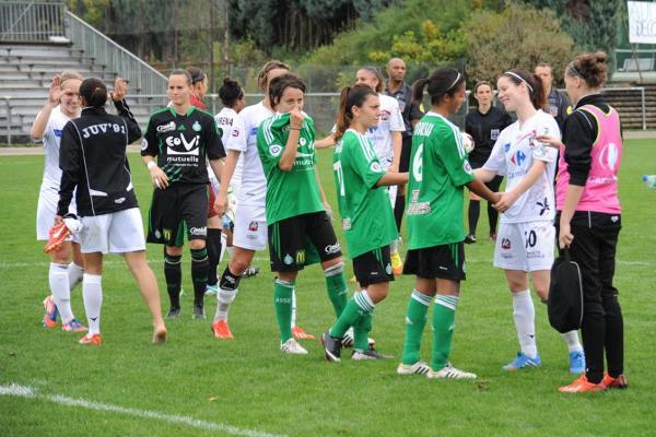 Les poignées de main à la fin du match aller n'étaient finalement pas les dernières (photo M. Dumas/ASSE)