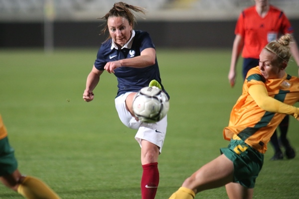 La frappe de Thiney prenait le chemin de la lucarne mais la gardienne australienne était à la parade (78e) (photo Sébastien Duret)