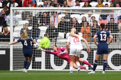 Dudek sur penalty maintient son équipe à un but avant le retour (photo UEFA.com) Dudek sur penalty maintient son équipe à un but avant le retour (photo UEFA.com)