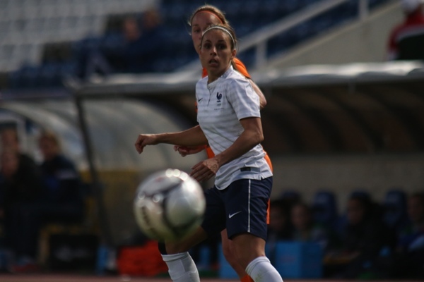 Jessica Houara a débuté le tournoi arrière droit, et évolue arrière gauche après la blessure de Laure Boulleau (photo Sébastien Duret)