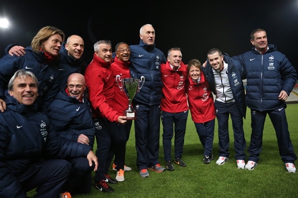 Le staff tricolore au complet avec le trophée (photo Sébastien Duret) Le staff tricolore au complet avec le trophée (photo Sébastien Duret)