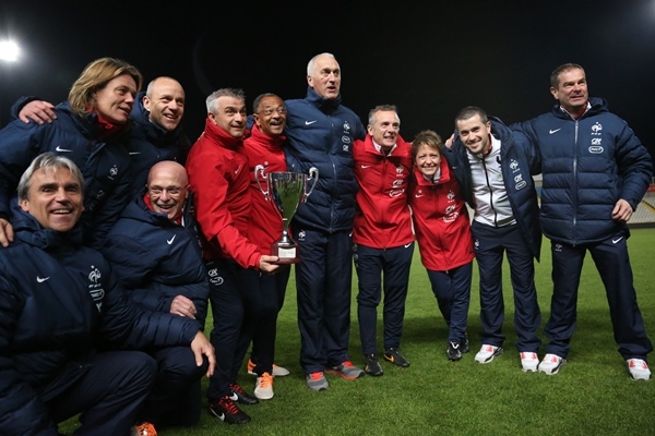 Le staff tricolore au complet avec le trophée (photo Sébastien Duret)