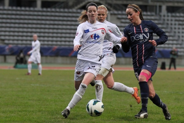 Anaïg Butel, ici aux côtés de sa coéquipière Julie Soyer lors du match face au PSG, aura pour ambition d'obtenir une qualification pour la prochaine édition de la ligue des champions (Photo : club).