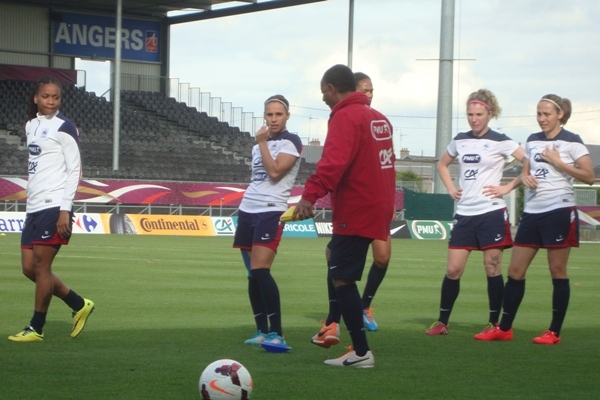 Les Bleues, avec l'Angevine Jessica Houara, au centre, ont effectué une séance vendredi soir (photo S Messonnier) Les Bleues, avec l'Angevine Jessica Houara, au centre, ont effectué une séance vendredi soir (photo S Messonnier)