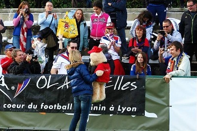 Sonia Bompastor s'est vu remettre un cadeau pour la fin de sa carrière