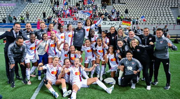 Les Lyonnaises célèbrent le sacre au stade Jean Bouin (photo Damien LG/OL)