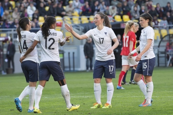 Gaëtane Thiney félicite Lousa Necib et Elodie Thomis (Photo Eric Baledent)