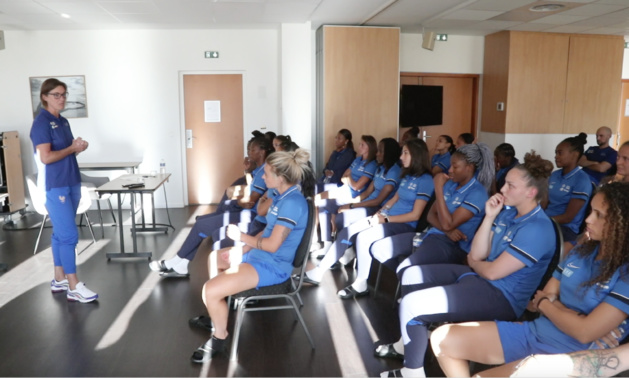 Corinne Diacre avec le groupe à Anglet (photo Antonio MESA / FFF) Corinne Diacre avec le groupe à Anglet (photo Antonio MESA / FFF)