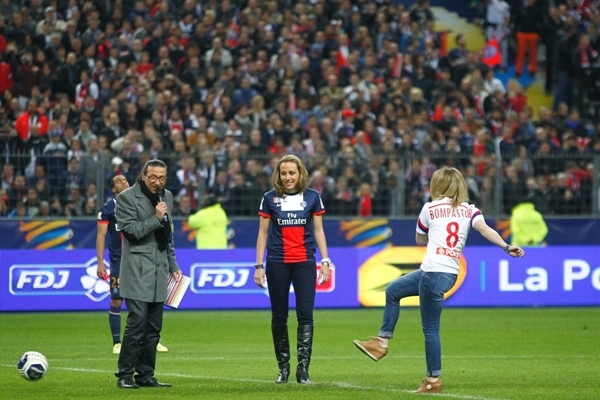 La finale de la Coupe de la Ligue OL-PSG samedi soir a vu Sonia Bompastor (OL) et Sabrina Delannoy (PSG) donner le coup d'envoi fictif sur une initiative de la LFP La finale de la Coupe de la Ligue OL-PSG samedi soir a vu Sonia Bompastor (OL) et Sabrina Delannoy (PSG) donner le coup d'envoi fictif sur une initiative de la LFP