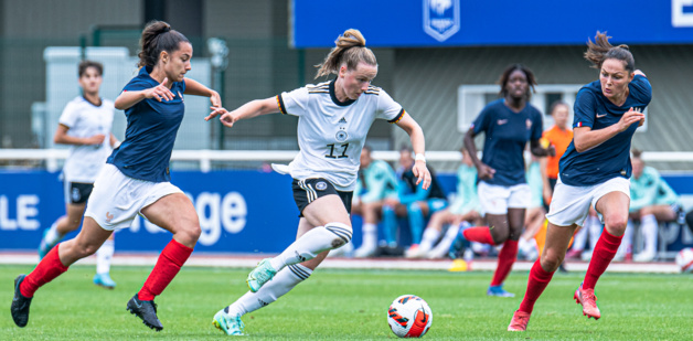 Kett percute dans la défense française (photo Gianni Pablo) Kett percute dans la défense française (photo Gianni Pablo)