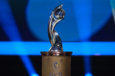 Le trophée en jeu (photo UEFA.com)