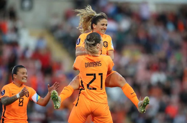 Les deux Lyonnaises van de Donk et Egurrola buteuses face au Portugal (photo UEFA.com) Les deux Lyonnaises van de Donk et Egurrola buteuses face au Portugal (photo UEFA.com)