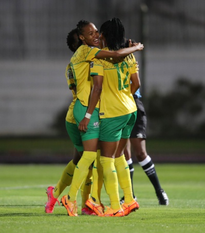 La buteuse Seoposenwe congratulée par ses partenaires La buteuse Seoposenwe congratulée par ses partenaires