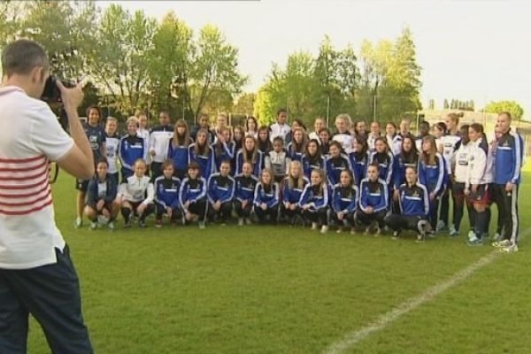 Les Bleues ont rencontré à plusieurs reprises leur supporter durant ce séjour bisontin (photo France TV)
