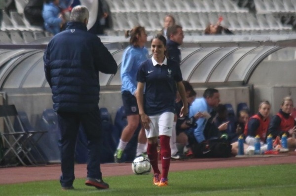 Amel Majri n'avait pas pu rentrer à Chypre à cause d'un ballon capricieux... (Photo : Sébastien Duret)