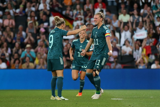 Popp frappe pour le 3e match consécutif de la Frauen-Mannschaft (photo UEFA) Popp frappe pour le 3e match consécutif de la Frauen-Mannschaft (photo UEFA)