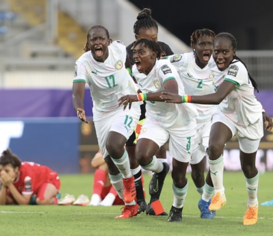 Les Sénégalaises explosent de joie après le tir au but de Fall (photo CAF)