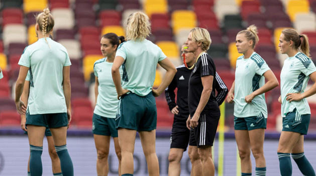 Martina Voss-Tecklenburg à la veille du match face à l'Autriche sur le terrain (photo DFB) Martina Voss-Tecklenburg à la veille du match face à l'Autriche sur le terrain (photo DFB)