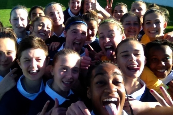 Les U16 se portent bien avec un "Selfie" pour célébrer la victoire Les U16 se portent bien avec un "Selfie" pour célébrer la victoire